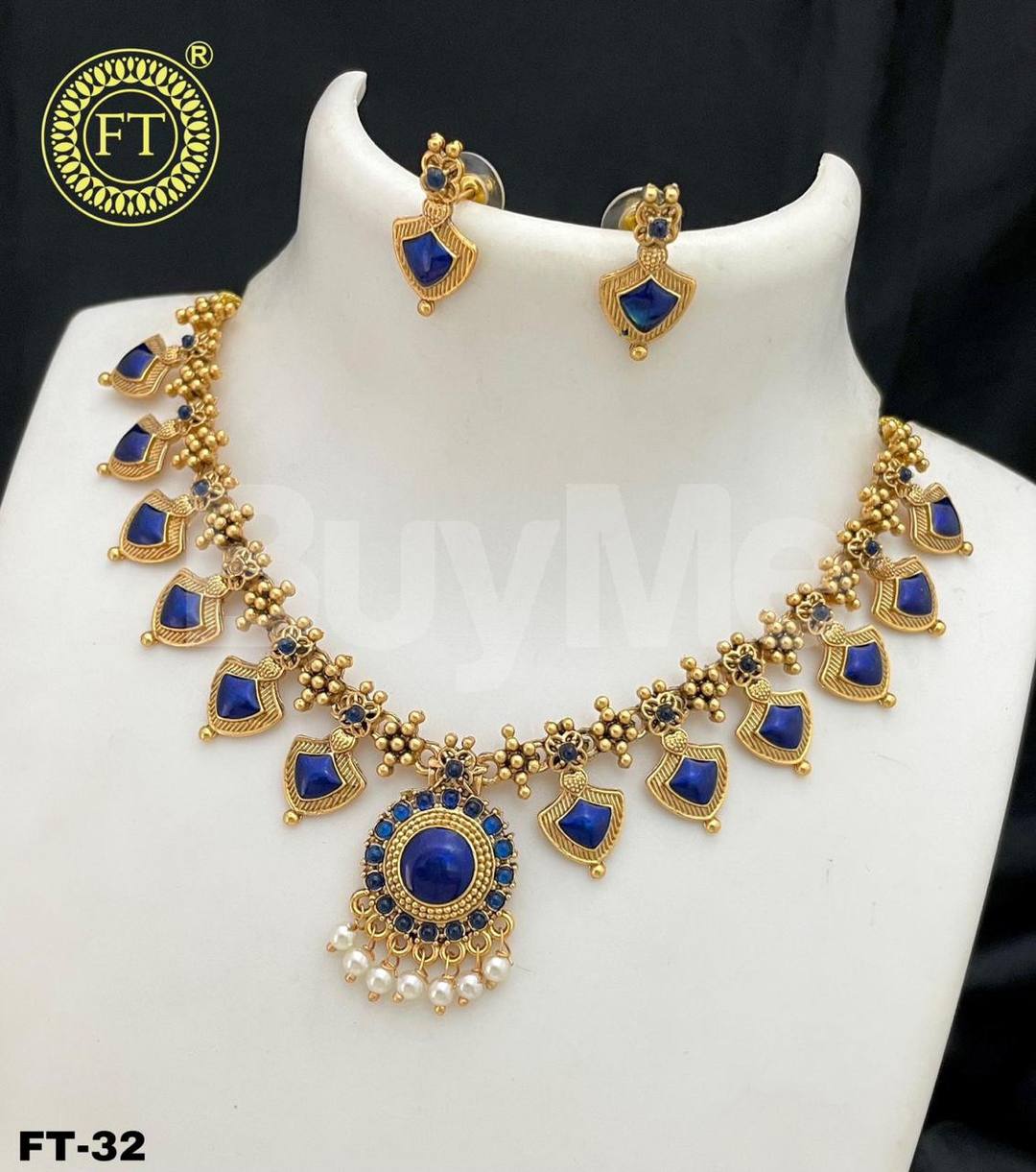 NECKLACE WITH BLUE STONES