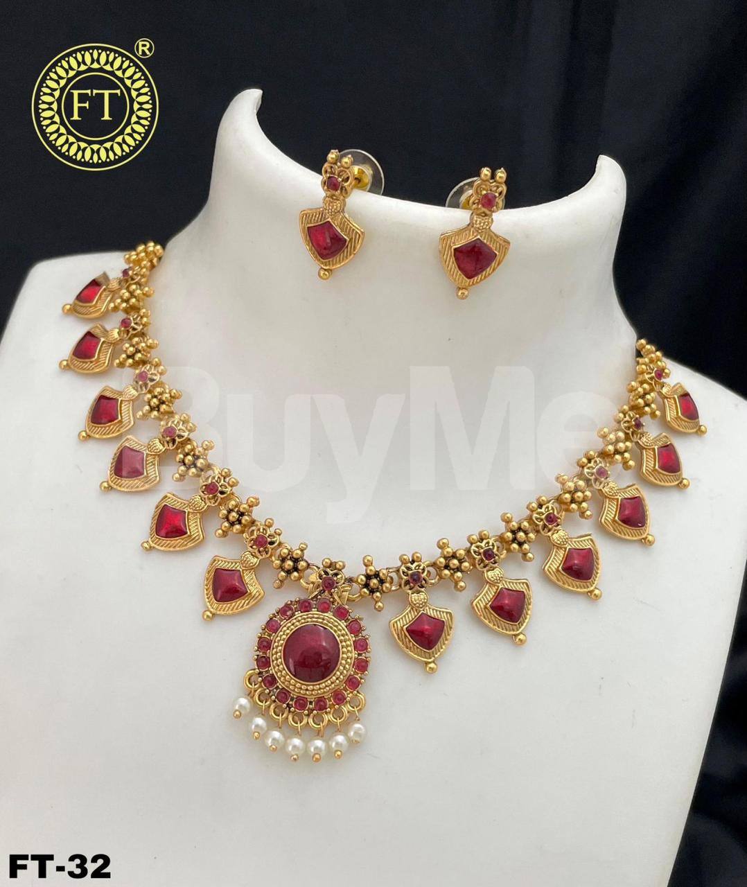NECKLACE WITH RED STONES