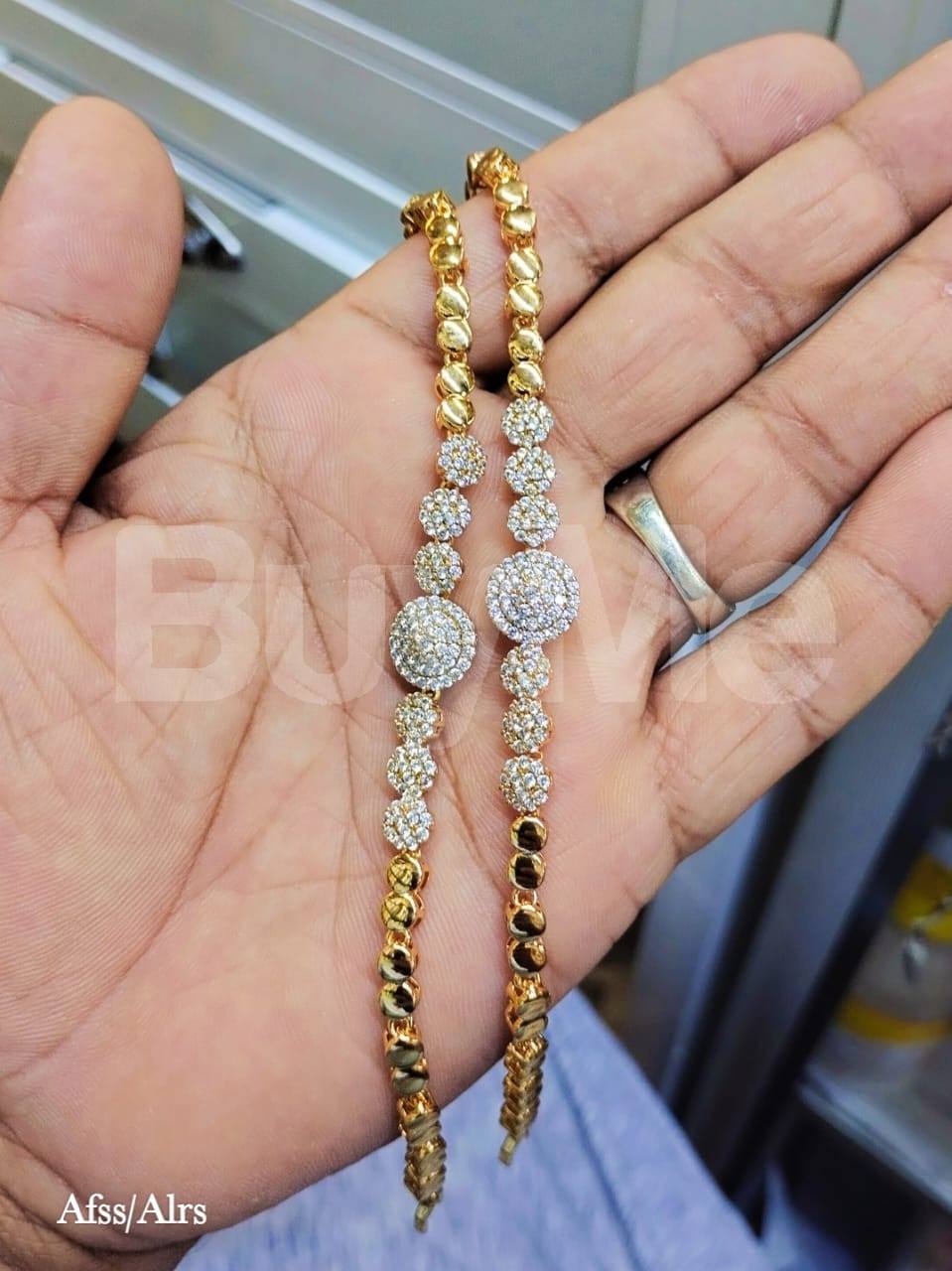 STUNNING GOLD-PLATED WRIST BRACELET