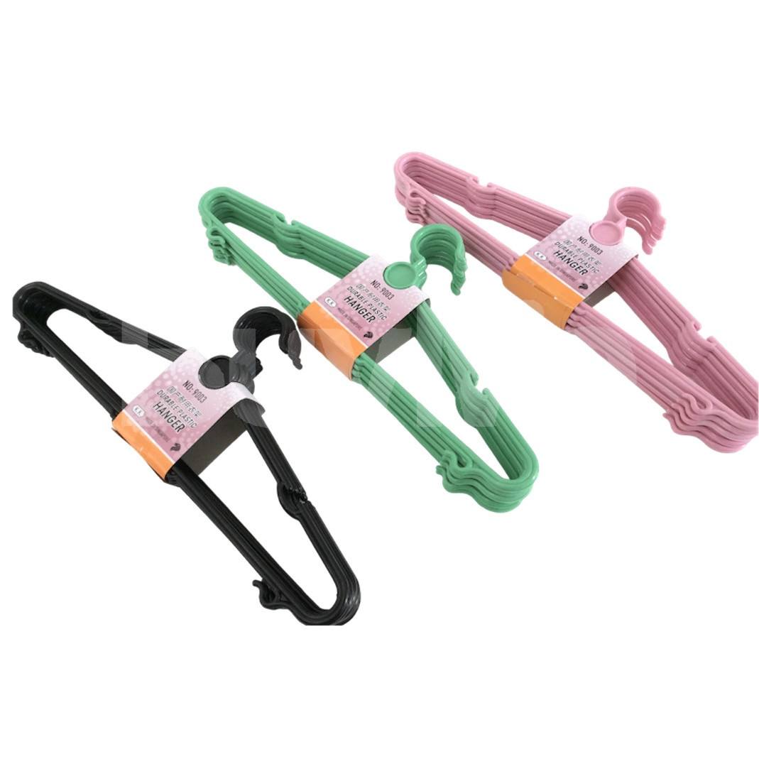 PLASTIC HANGERS 6PCS SET