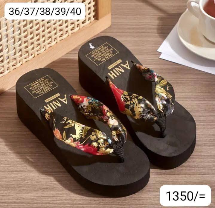 WOMEN'S SLIPPERS