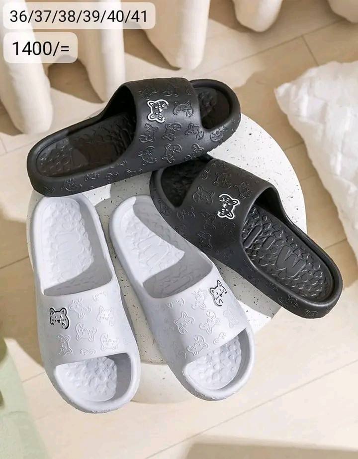 BLACK AND WHITE WOMEN'S SLIPPERS