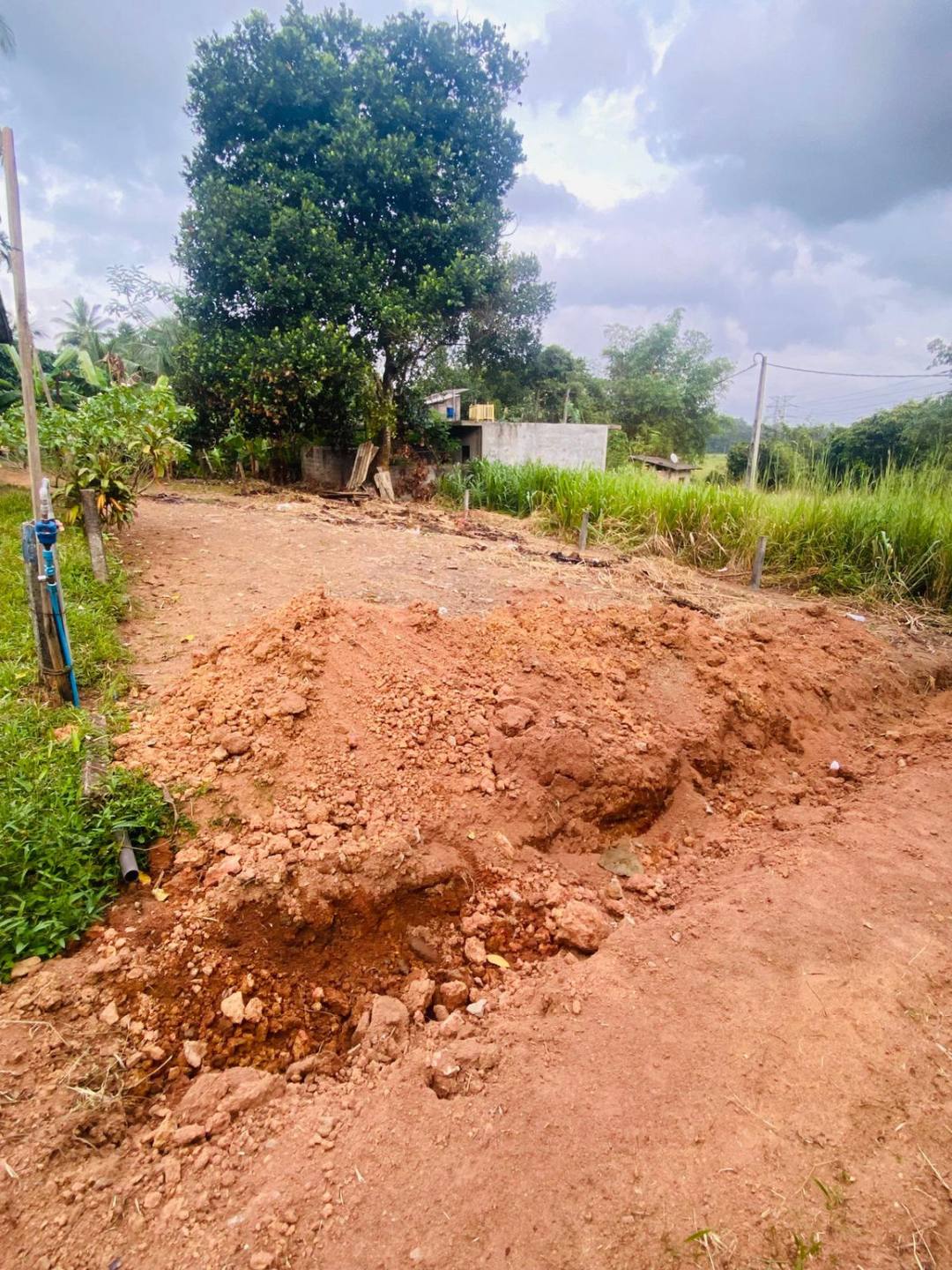 LAND FOR SALE IN HANWELLA (293 BUS ROUTE)