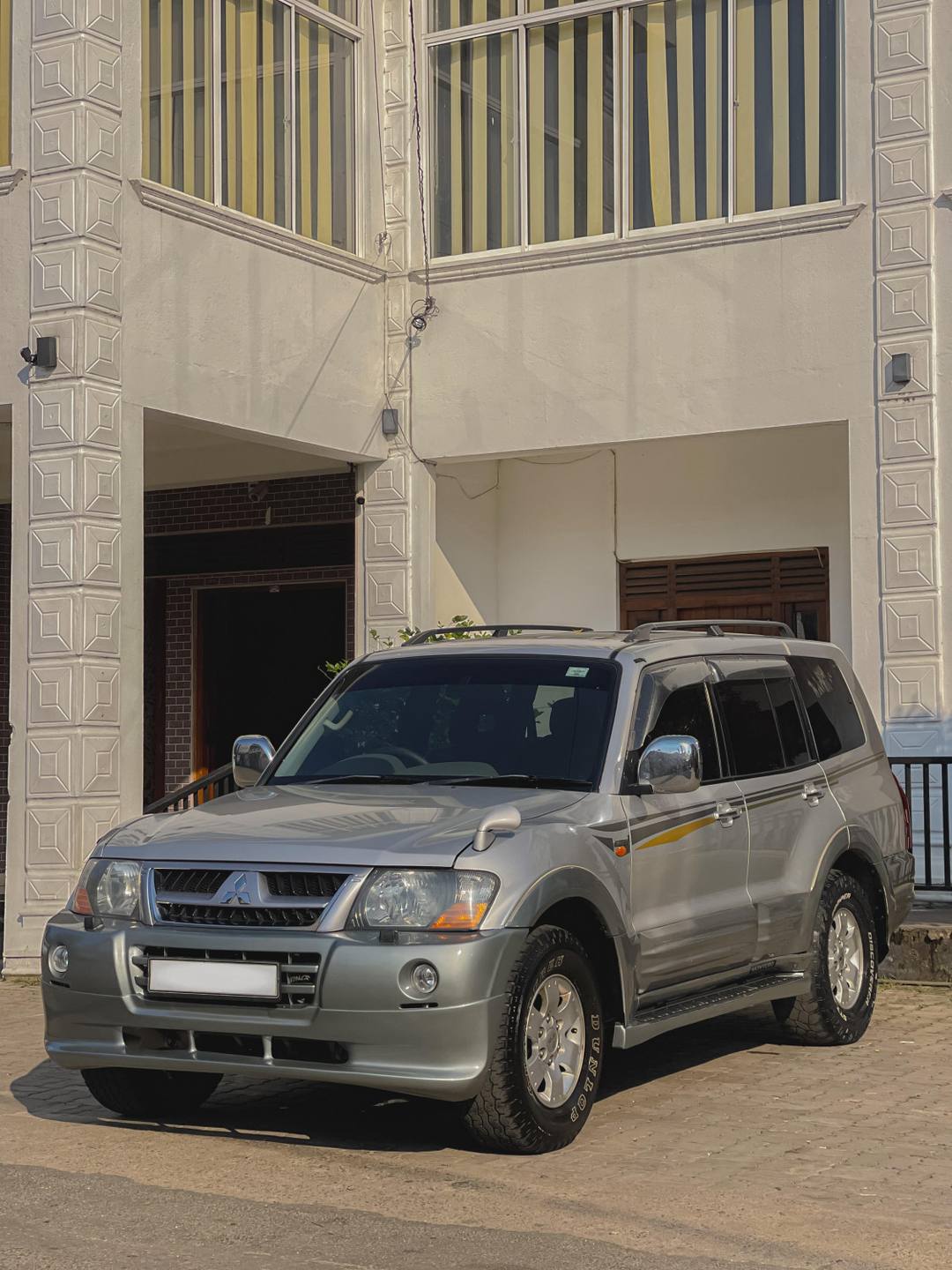 MITSUBISHI MONTERO 2004