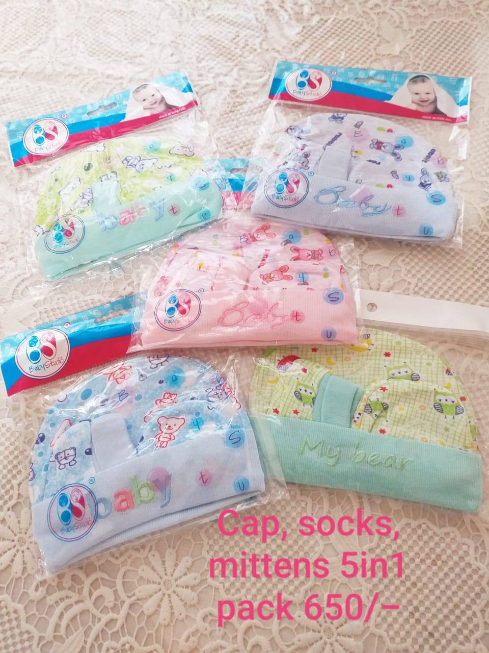 BABYS CAP SOCKS MITTENS 5 IN 1