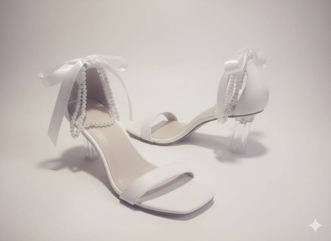 TRANSPARENT GLASS HEEL WITH PEARLS