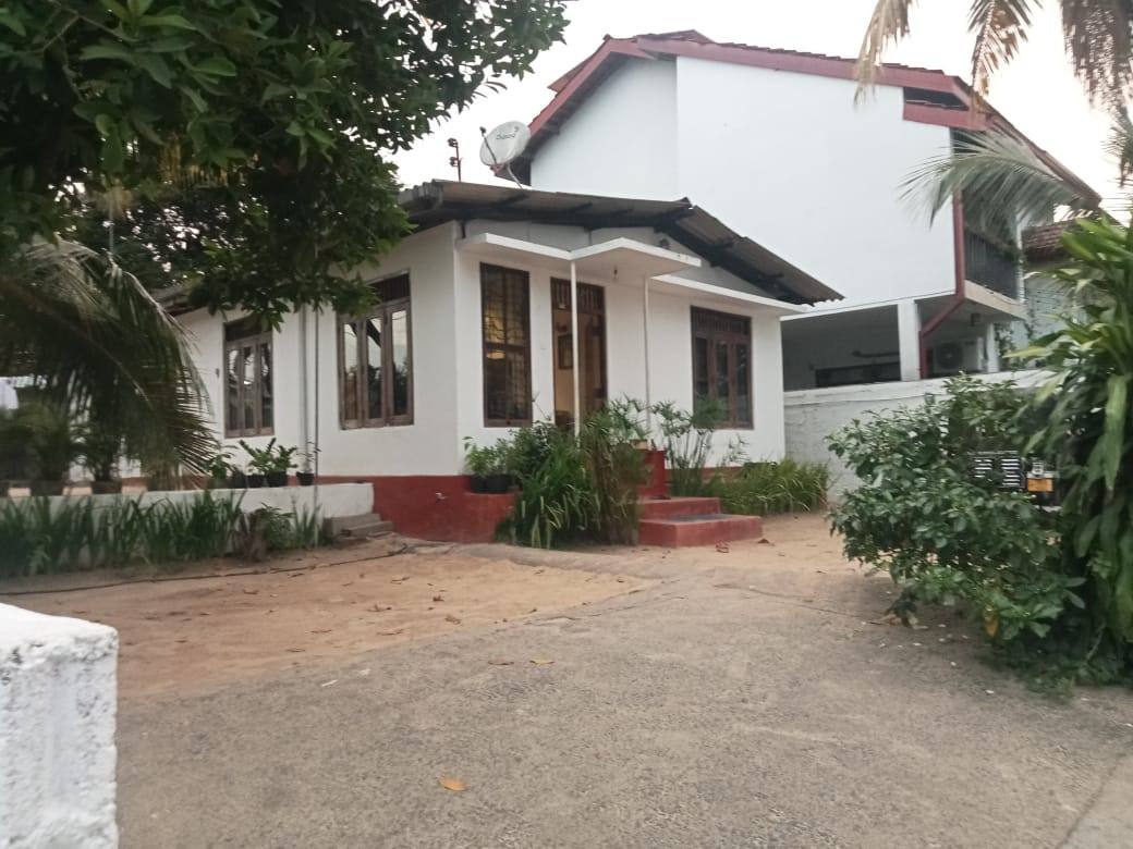 LAND WITH HOUSE FOR SALE IN WELISARA