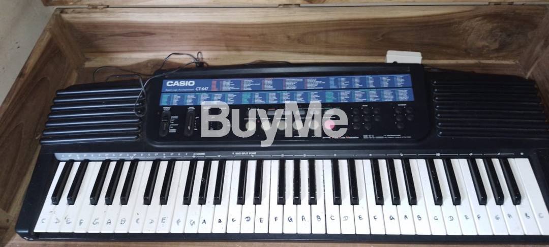 ELECTRONIC KEYBOARD / PIANO