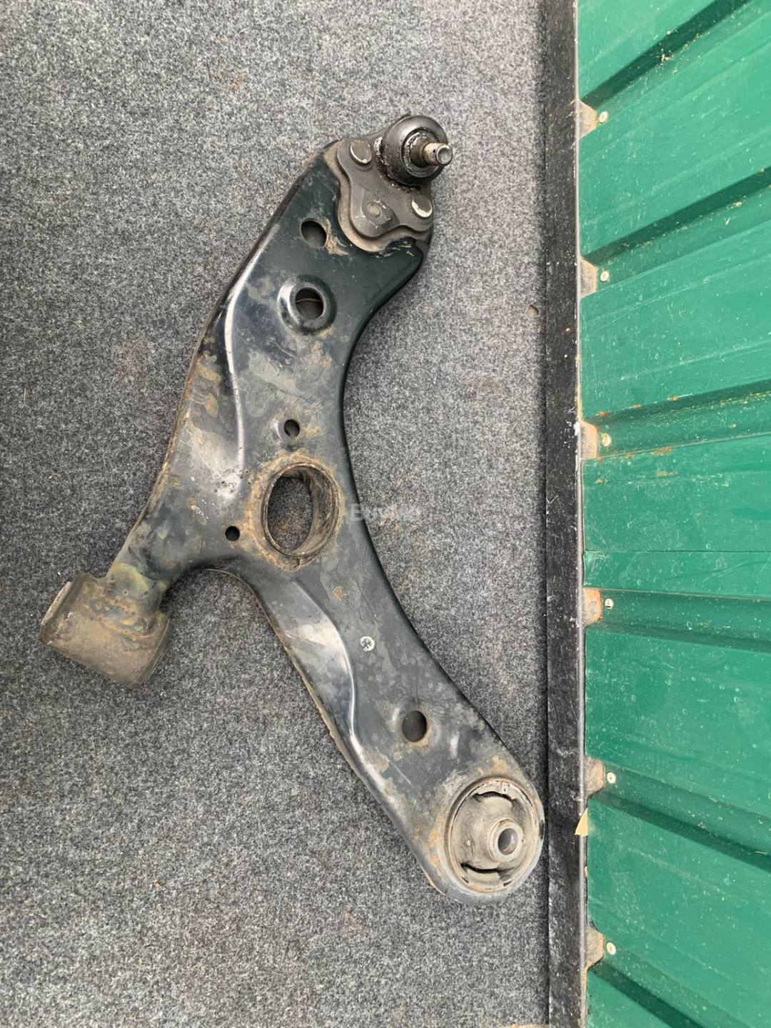 LOWER ARM - TOYOTA ZVW 30